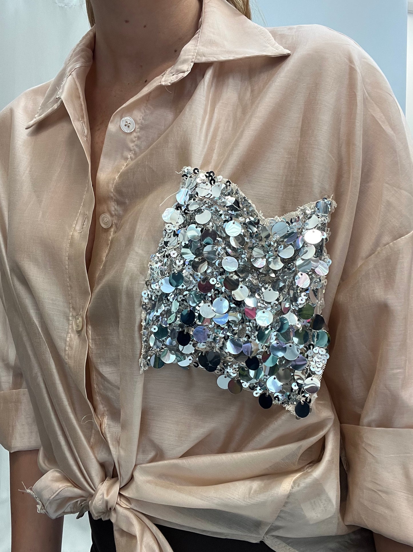 Camicia con tasca brillantinata